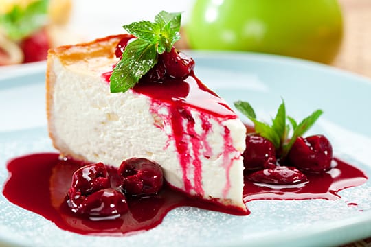 Cheesecake with berries sauce and mint