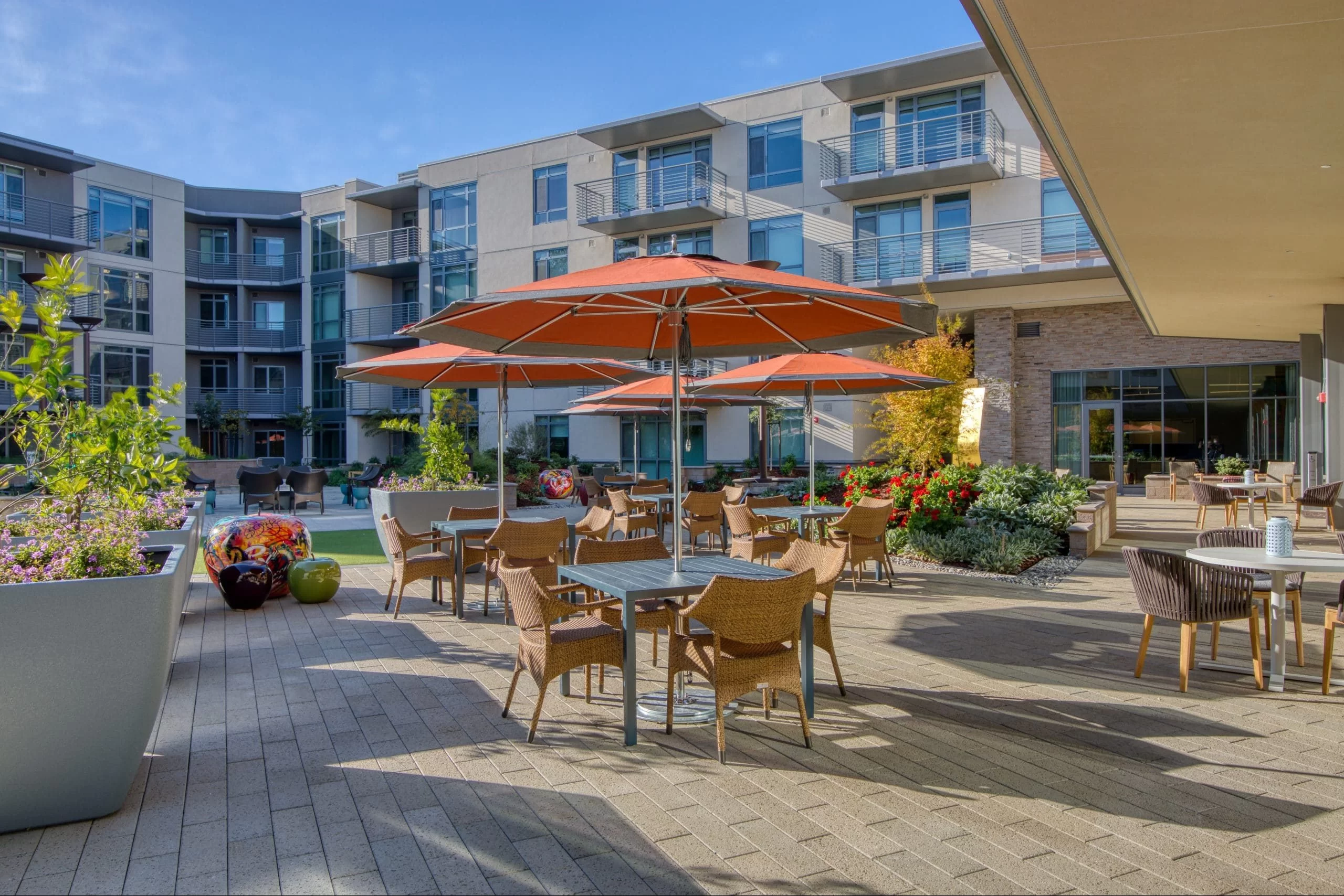 viamonte at walnut creek courtyard with outdoor seating.