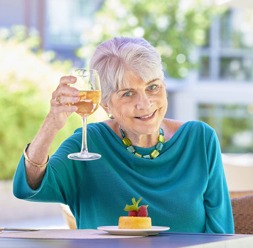 modern retirement living | Sequoia Living, the Sequoias resident dining outdoors