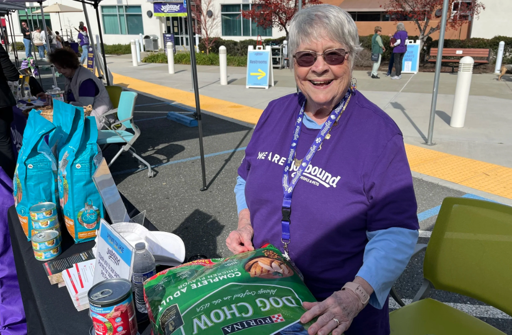 Volunteerism | Viamonte at Walnut Creek Resident Linda, outdoors